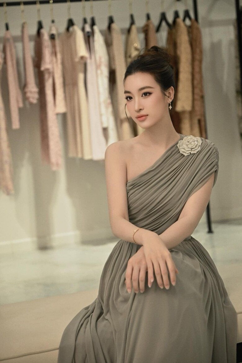 Phong cách ăn mặc kín đáo chuẩn dâu hào môn của Hoa hậu Đỗ Mỹ Linh, được khen tinh tế ở một điểm - 10