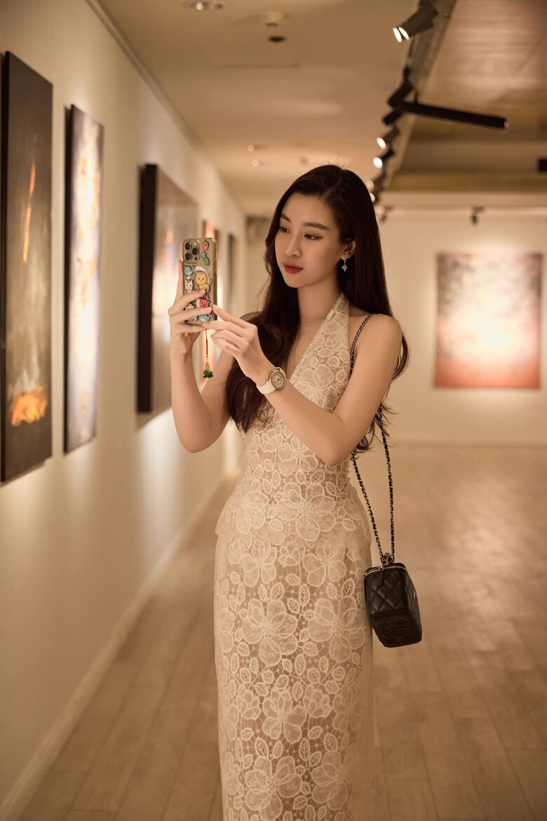 Phong cách ăn mặc kín đáo chuẩn dâu hào môn của Hoa hậu Đỗ Mỹ Linh, được khen tinh tế ở một điểm - 12