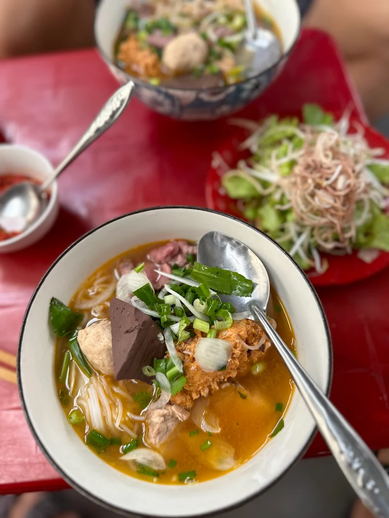 4 quán bún bò &#34;núp hẻm&#34; gây thương nhớ ở Huế, có quán bán hết trong vài tiếng, có nơi không bảng hiệu vẫn nườm nượp khách suốt chục năm - 3