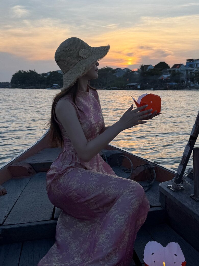 Chi Pu dẫn diễn viên Trung Quốc khám phá Hội An, quyết định thử món chè này chỉ từ 15.000 đồng nhưng &#34;chị đẹp&#34; cực thích thú - 2
