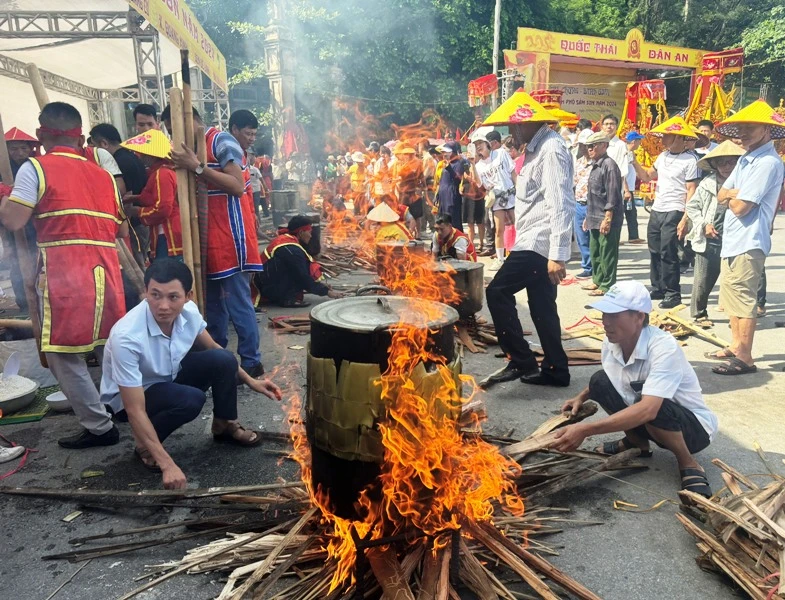 Có lễ hội đặc biệt ở Thanh Hóa gắn liền với vua Hùng, cả làng cùng nhau giã bột, nặn bánh dâng lên thần linh - 4