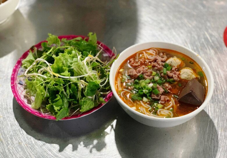 4 quán bún bò &#34;núp hẻm&#34; gây thương nhớ ở Huế, có quán bán hết trong vài tiếng, có nơi không bảng hiệu vẫn nườm nượp khách suốt chục năm - 2