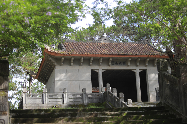 Lăng mộ bằng đá đầy huyền bí của cha Nam Phương hoàng hậu, treo leo giữa rừng thông, khung cảnh cứ ngỡ trong phim điện ảnh - 2
