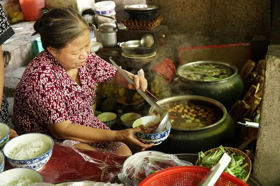 4 quán bún bò &#34;núp hẻm&#34; gây thương nhớ ở Huế, có quán bán hết trong vài tiếng, có nơi không bảng hiệu vẫn nườm nượp khách suốt chục năm - 6