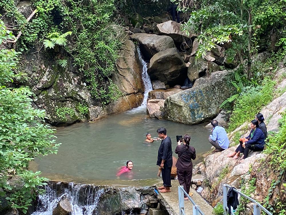 Con suối nằm ẩn trong rừng sâu ở An Giang, được ví như &#34;thiên đường thu nhỏ&#34;, chinh phục du khách bằng cảnh quan hùng vĩ - 3