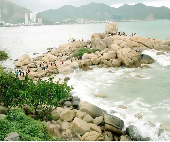 Bãi đá ở Nha Trang gắn liền với truyền thuyết bí ẩn, cảnh sắc chẳng thua Địa Trung Hải, choáng ngợp với hòn đá hình thù độc đáo - 1