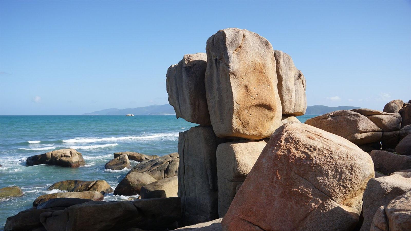 Bãi đá ở Nha Trang gắn liền với truyền thuyết bí ẩn, cảnh sắc chẳng thua Địa Trung Hải, choáng ngợp với hòn đá hình thù độc đáo - 5
