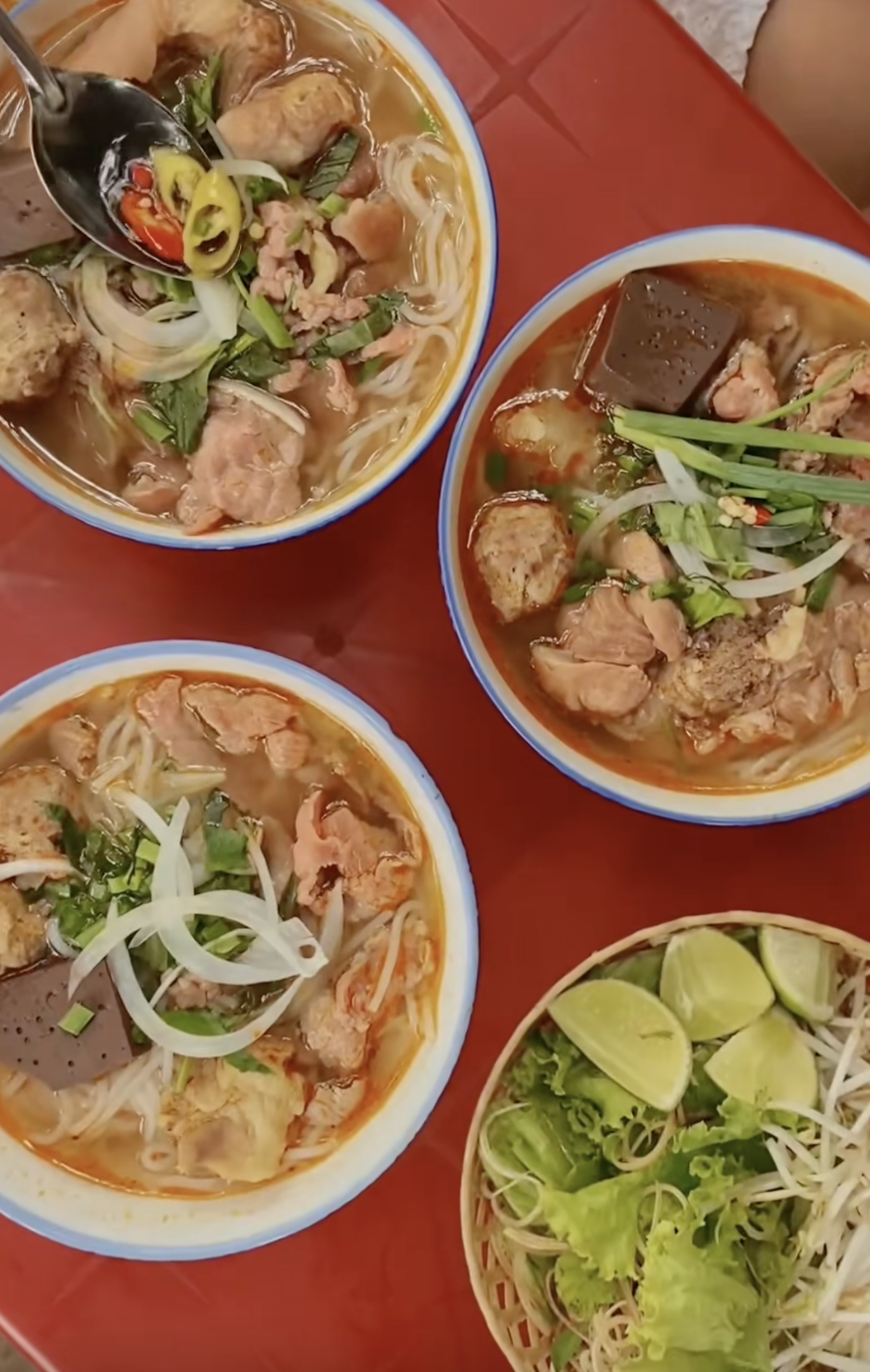 4 quán bún bò &#34;núp hẻm&#34; gây thương nhớ ở Huế, có quán bán hết trong vài tiếng, có nơi không bảng hiệu vẫn nườm nượp khách suốt chục năm - 7