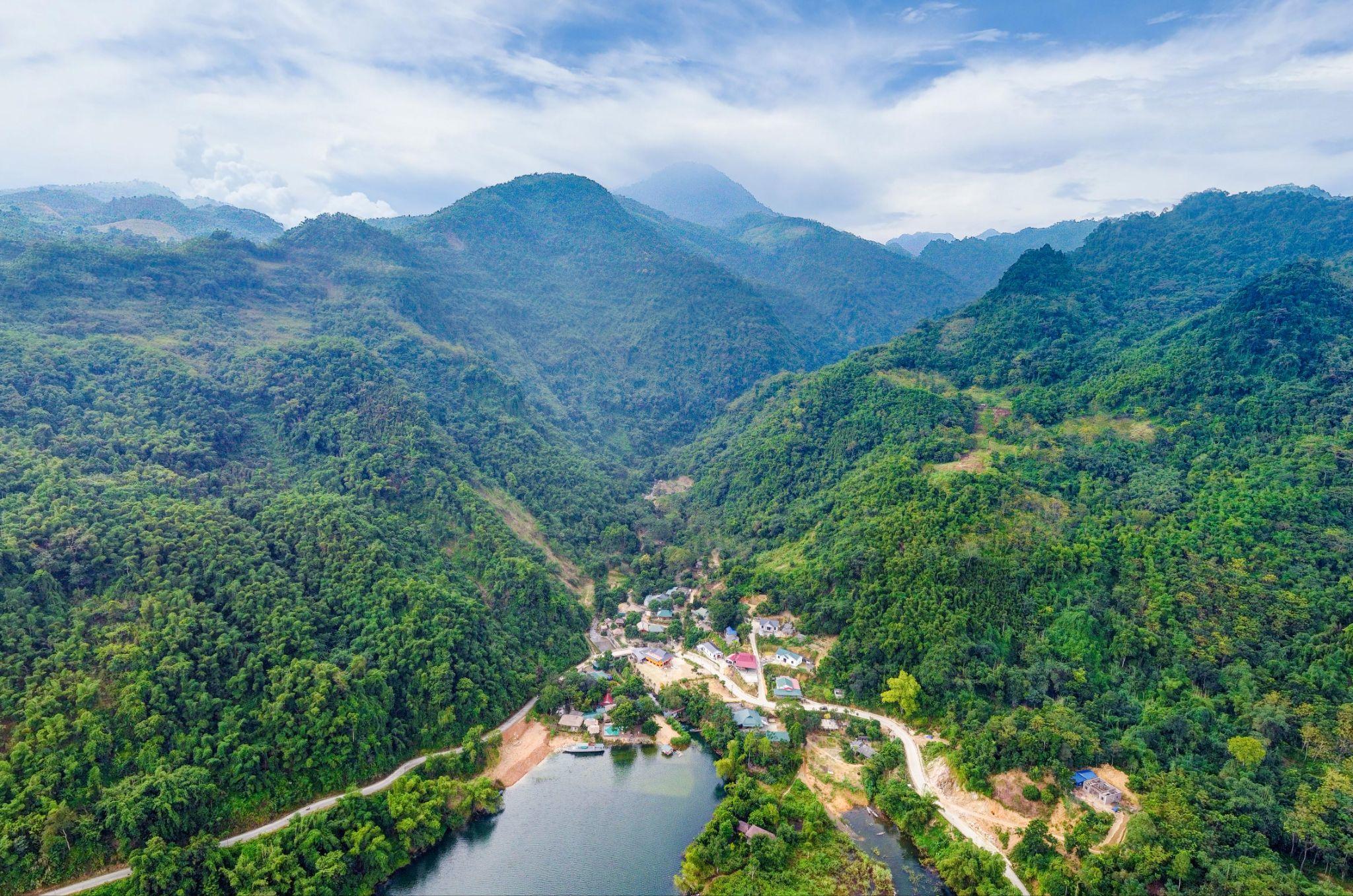 Khám phá huyện miền núi cách Hà Nội hơn 100km, phong cảnh thiên nhiên hữu tình cực thích hợp để chữa lành - 2