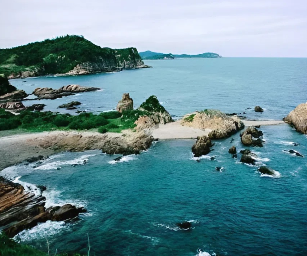 Khám phá hòn đảo tên gọi tựa viên ngọc quý, cách Hà Nội 20km, làm du khách mê mẩn với khung cảnh như tranh vẽ - 1