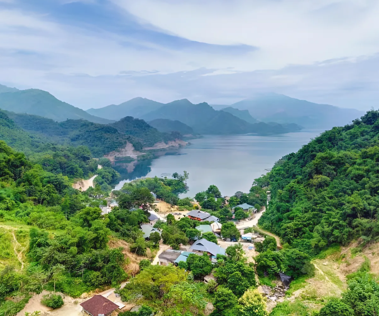 Khám phá huyện miền núi cách Hà Nội hơn 100km, phong cảnh thiên nhiên hữu tình cực thích hợp để chữa lành - 1