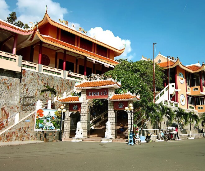 Về Vũng Tàu ghé thăm điện thờ kỳ bí gắn liền với sự tích thiếu nữ tài hoa bạc mệnh, mỗi dịp lễ đông đúc không chỗ chen - 1