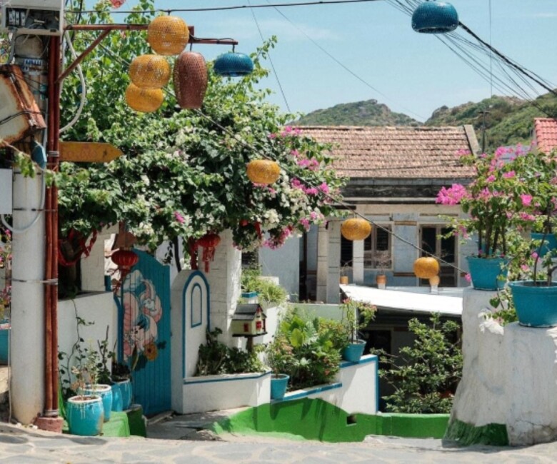 Khám phá nơi mệnh danh “Santorini thu nhỏ” ở Việt Nam, góc nào nhìn cũng điện ảnh, hút khách du lịch nhờ sự bình yên - 1