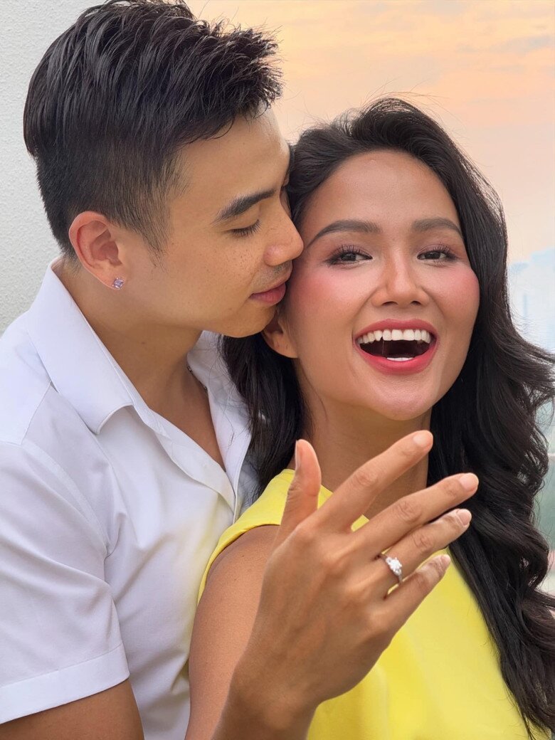 3 nàng hậu lấy mối tình đầu, người rời ánh đèn showbiz để giữ lửa gia đình, người có hôn nhân &#34;bất ổn&#34; - 2