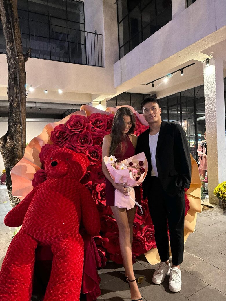 Bùi Tiến Dũng hé lộ cuộc sống thật với vợ Tây, món quà kỷ niệm người đẹp tặng chồng khiến netizen thốt lên 3 từ - 4