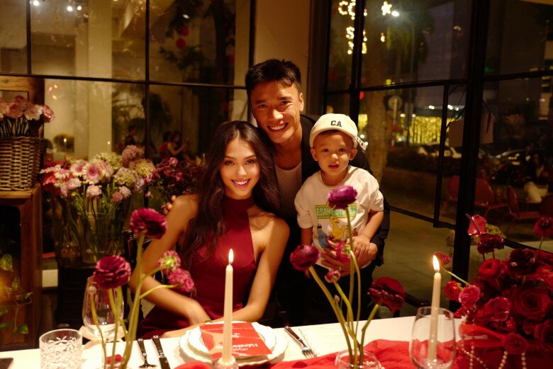 Bùi Tiến Dũng hé lộ cuộc sống thật với vợ Tây, món quà kỷ niệm người đẹp tặng chồng khiến netizen thốt lên 3 từ - 1