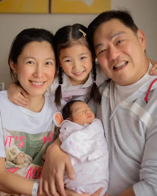 “Cô hầu gái” lấy chồng tỷ phú hơn 25 tuổi, mẹ kế kém con riêng 1 tuổi, sau cưới tuyên bố một câu - 3