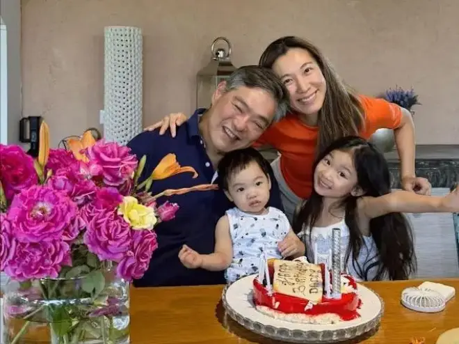 “Cô hầu gái” lấy chồng tỷ phú hơn 25 tuổi, mẹ kế kém con riêng 1 tuổi, sau cưới tuyên bố một câu - 4