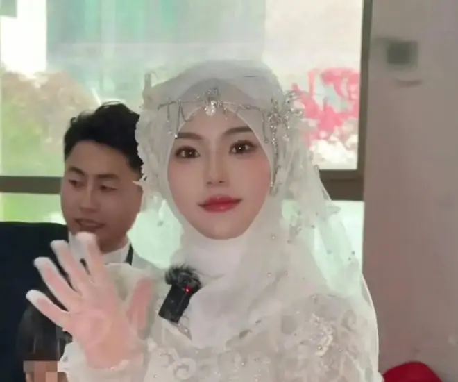 Đám cưới dậy sóng vì cô dâu đẹp đến mức bị nghi là AI, nhìn ảnh mặt mộc mà ngỡ ngàng - 1