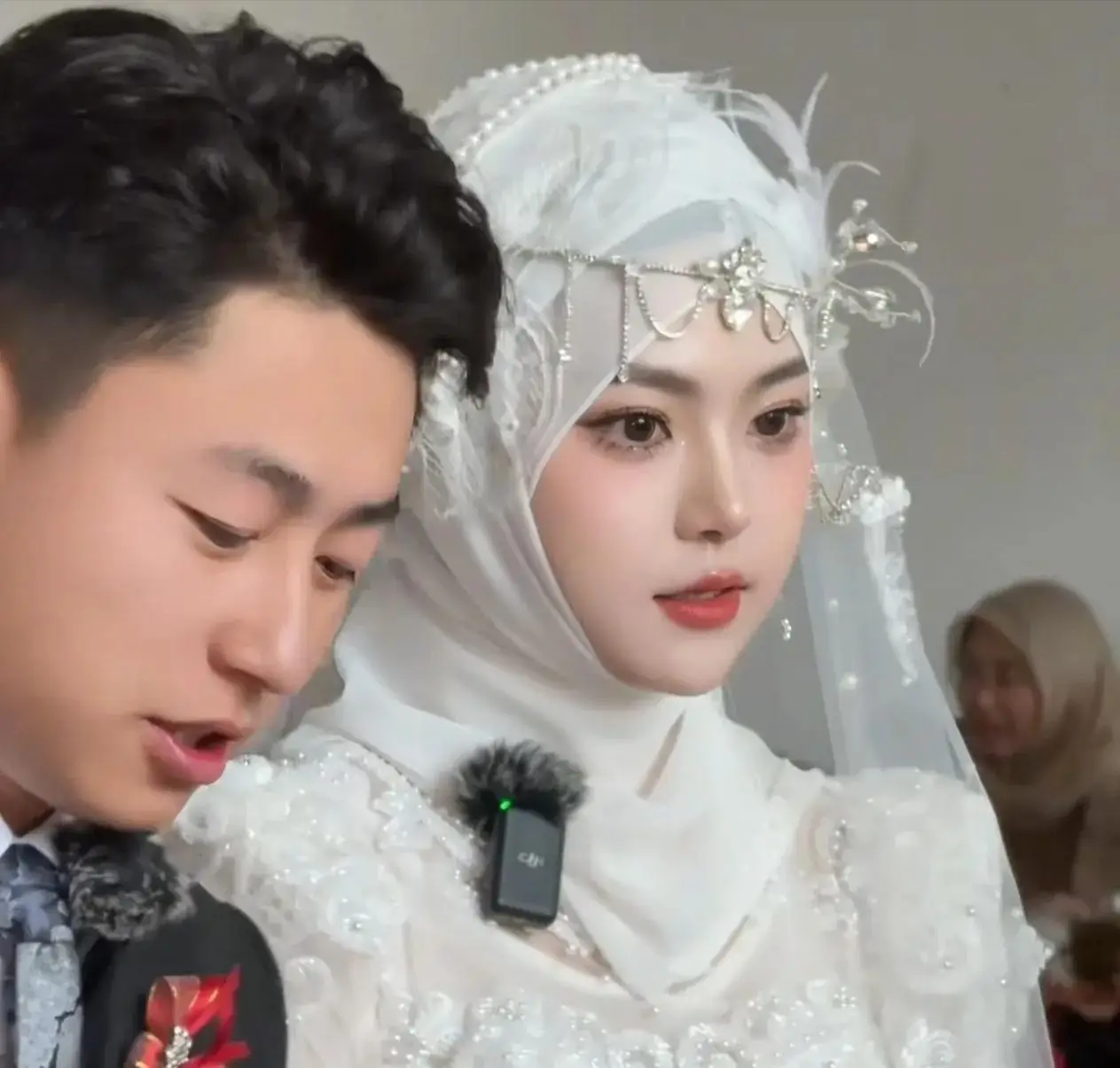 Đám cưới dậy sóng vì cô dâu đẹp đến mức bị nghi là AI, nhìn ảnh mặt mộc mà ngỡ ngàng - 2