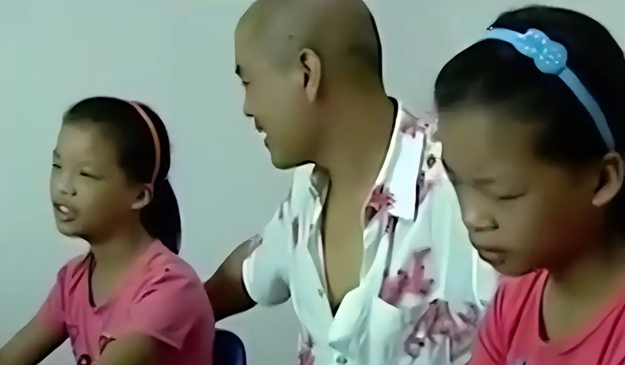 Hai con gái sinh đôi bị khàn giọng, người chồng cay đắng phát hiện chuyện vợ đã làm 10 năm trước - 4