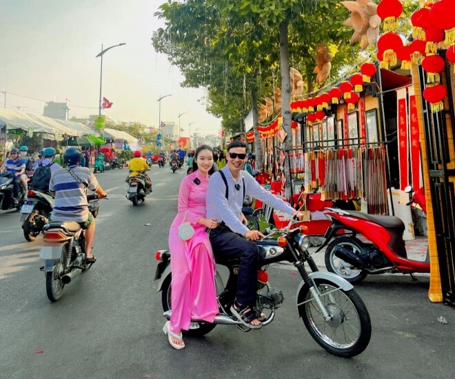 Hai nam diễn viên kết hôn lần đầu ở tuổi U50, đều lấy vợ trẻ là fan cứng kém gần 30 tuổi - 1