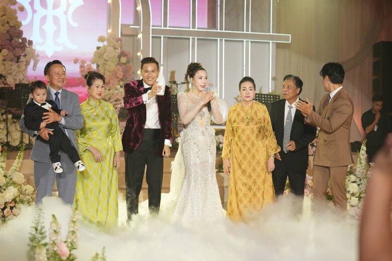 Hồ Quỳnh Hương tung loạt khoảnh khắc ngọt ngào trong đám cưới, chia sẻ một câu xúc động - 10