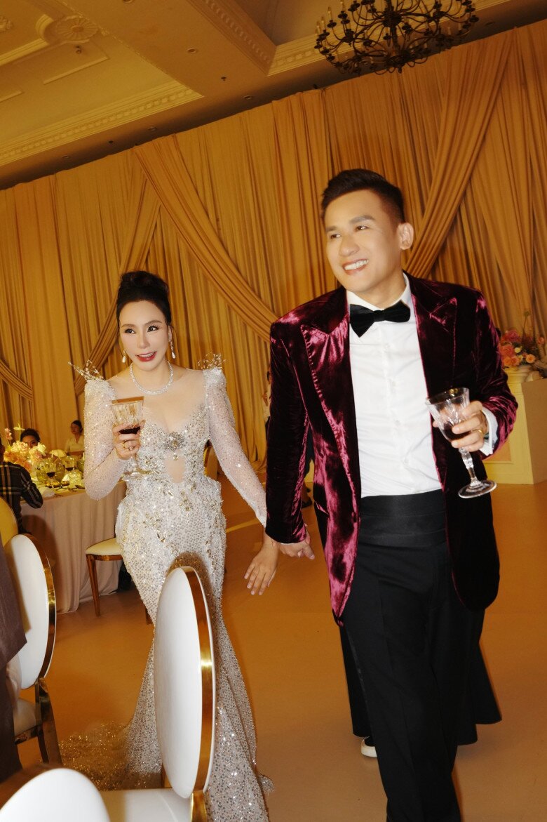 Hồ Quỳnh Hương tung loạt khoảnh khắc ngọt ngào trong đám cưới, chia sẻ một câu xúc động - 11