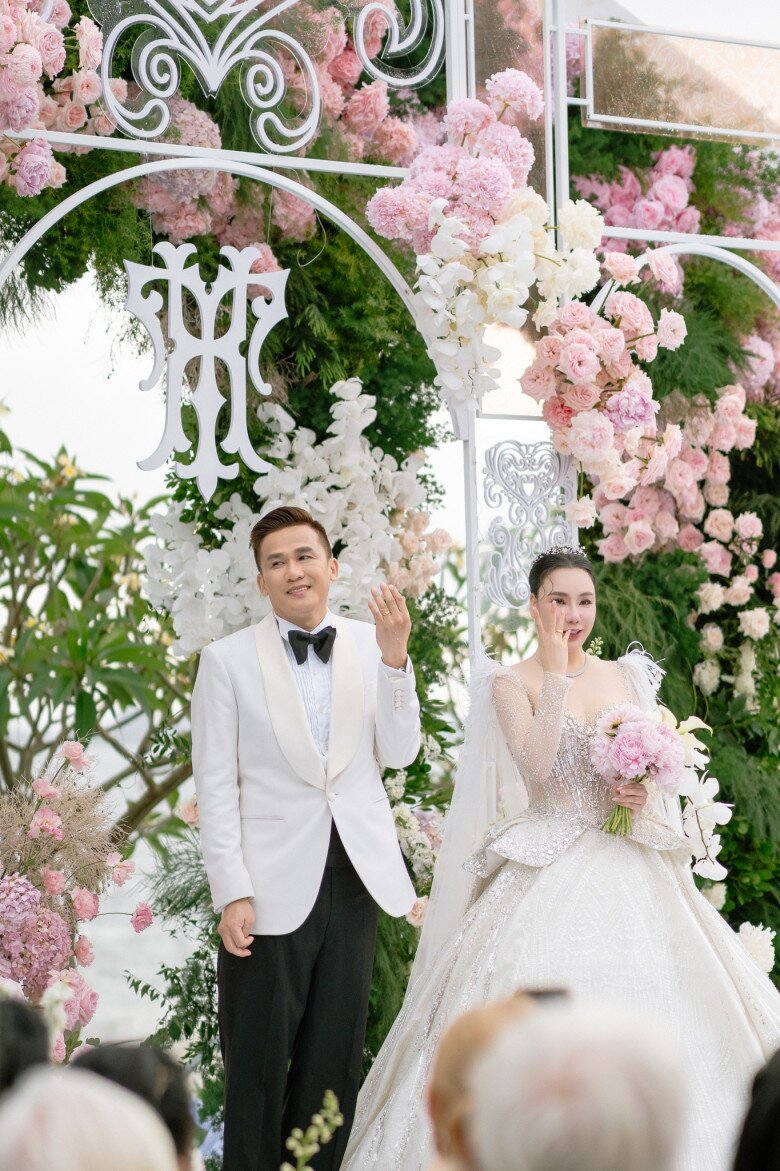 Hồ Quỳnh Hương tung loạt khoảnh khắc ngọt ngào trong đám cưới, chia sẻ một câu xúc động - 9