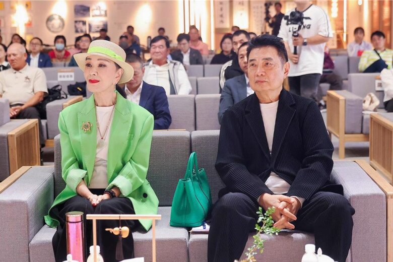 Ly hôn vì chồng ngoại tình với đàn ông, nữ diễn viên tái hôn với tình trẻ kém 25 tuổi, U70 gặp biến cố lớn - 7