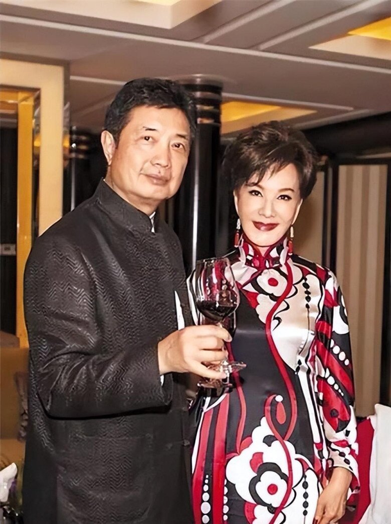 Ly hôn vì chồng ngoại tình với đàn ông, nữ diễn viên tái hôn với tình trẻ kém 25 tuổi, U70 gặp biến cố lớn - 5