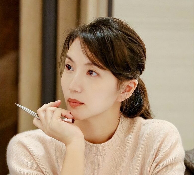 Mỹ nhân “vạn người mê” bỏ showbiz lấy chồng đại gia, sinh 3 con nhưng vẫn đi làm công ăn lương 35 triệu/tháng - 5