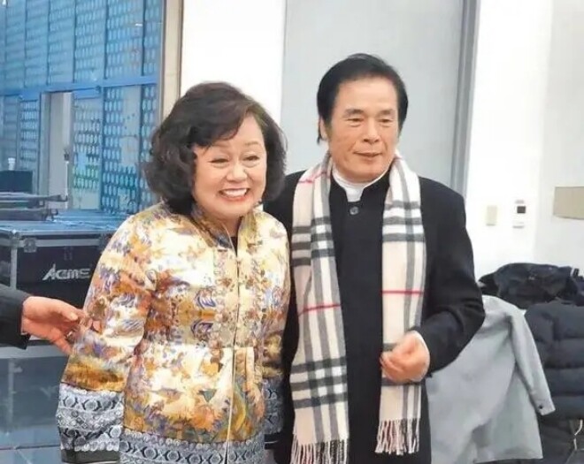 Nam diễn viên để &#34;1 vợ 5 thiếp&#34; sống chung một nhà, U75 &#34;quay đầu&#34; cưới vợ thứ 7 trẻ đẹp kém 20 tuổi - 2