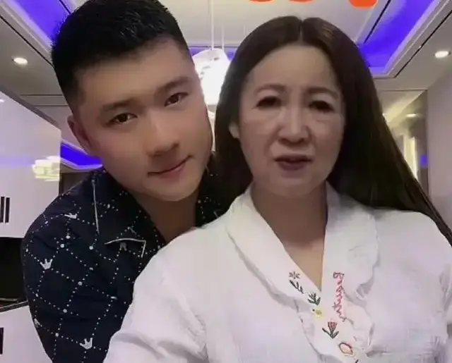 Phú bà lấy trai trẻ kém 11 tuổi, sinh đôi ở tuổi 40, được bố mẹ chồng cưng như trứng - 2