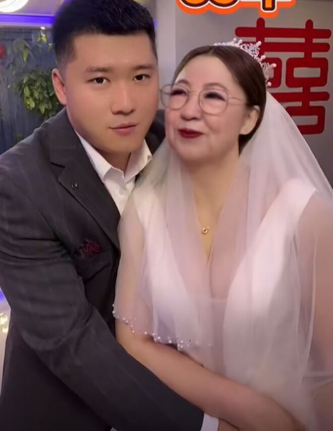 Phú bà lấy trai trẻ kém 11 tuổi, sinh đôi ở tuổi 40, được bố mẹ chồng cưng như trứng - 4