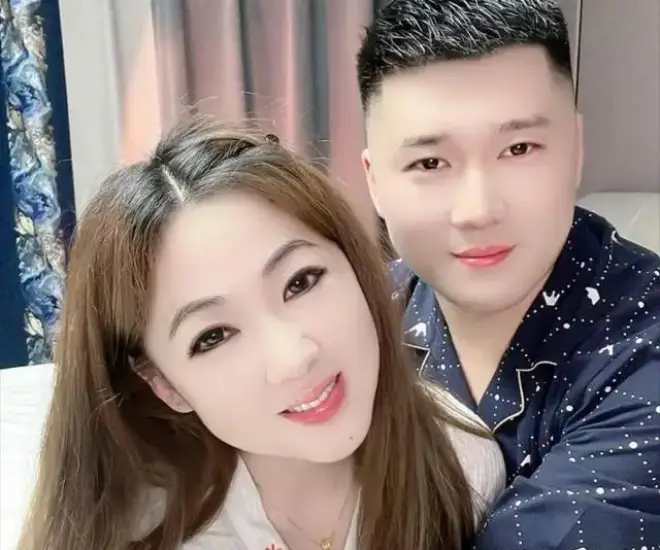 Phú bà lấy trai trẻ kém 11 tuổi, sinh đôi ở tuổi 40, được bố mẹ chồng cưng như trứng - 1