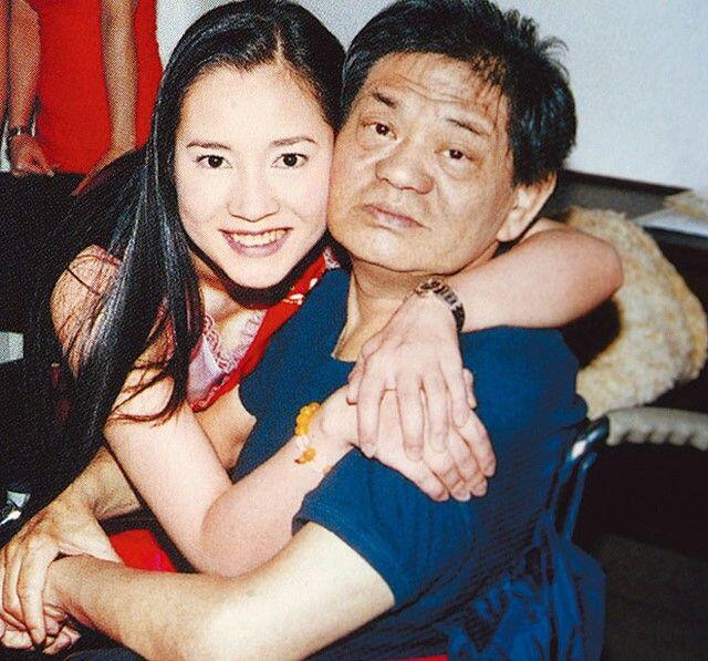Sở hữu vòng 1 bốc lửa, 2 “nữ hoàng phim nóng” cùng hẹn hò với một cha nuôi và cái kết bi đát - 4