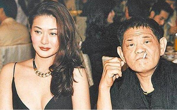 Sở hữu vòng 1 bốc lửa, 2 “nữ hoàng phim nóng” cùng hẹn hò với một cha nuôi và cái kết bi đát - 8