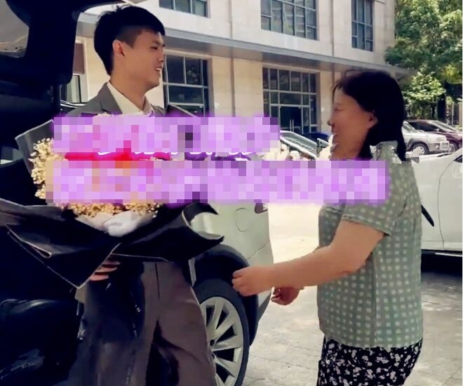 Thiếu gia nhà giàu cưới giúp việc lớn hơn 20 tuổi, bị mẹ phản đối, anh chàng nói đúng một câu - 1
