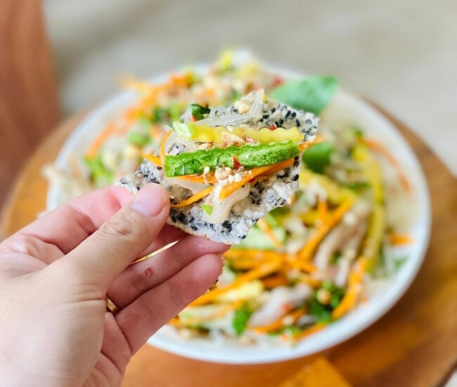 Giải nhiệt ngày hè với nộm tai sụn rong biển giòn ngon, thanh mát, ăn vào là mê - 1