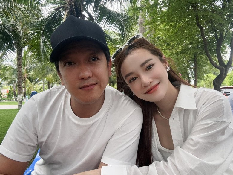 Nhã Phương đeo đồng hồ đôi giá gần nửa tỷ với chồng danh hài "nghèo nhất Vbiz", bụng bầu hiếm hoi "lấp ló" - 4