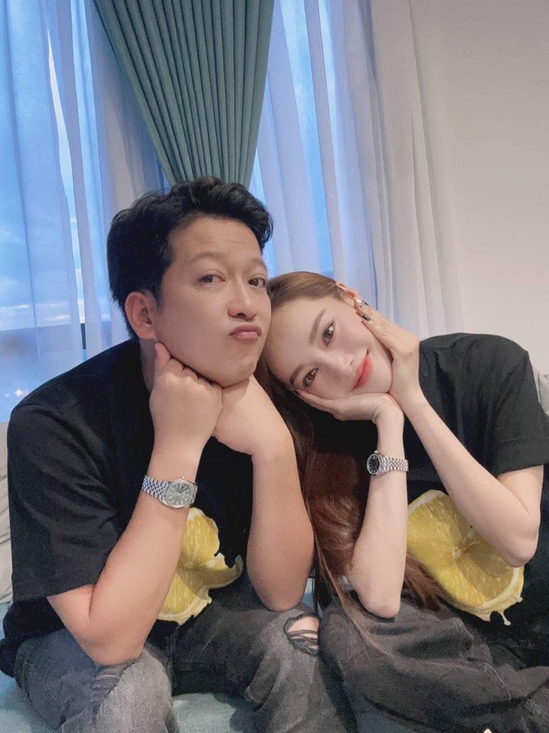 Nhã Phương đeo đồng hồ đôi giá gần nửa tỷ với chồng danh hài "nghèo nhất Vbiz", bụng bầu hiếm hoi "lấp ló" - 1