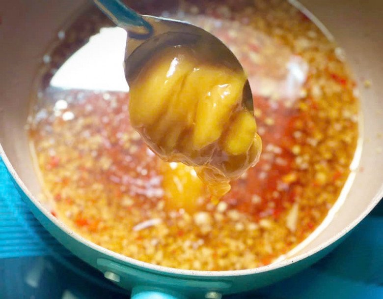 Học 9X làm sốt chấm hoa quả cực ngon, quả nào chua gắt cũng "bơi hết vào đây" đảm bảo không còn một miếng - 4