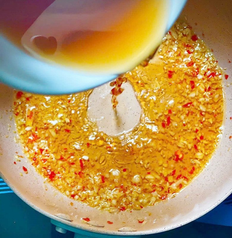 Học 9X làm sốt chấm hoa quả cực ngon, quả nào chua gắt cũng "bơi hết vào đây" đảm bảo không còn một miếng - 3