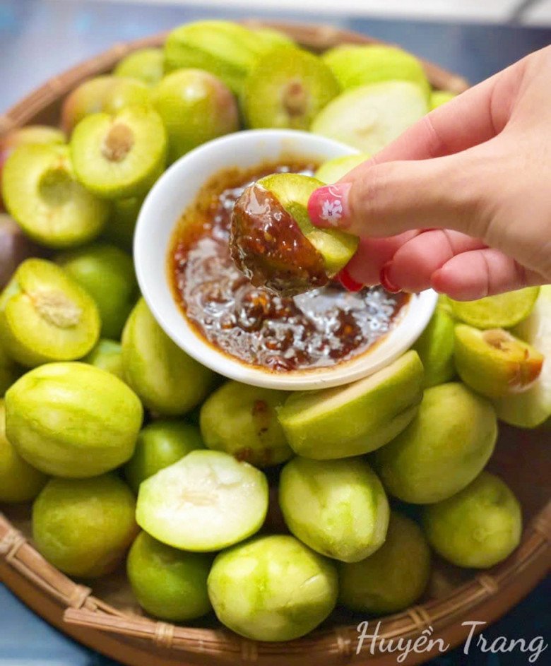 Học 9X làm sốt chấm hoa quả cực ngon, quả nào chua gắt cũng "bơi hết vào đây" đảm bảo không còn một miếng - 9