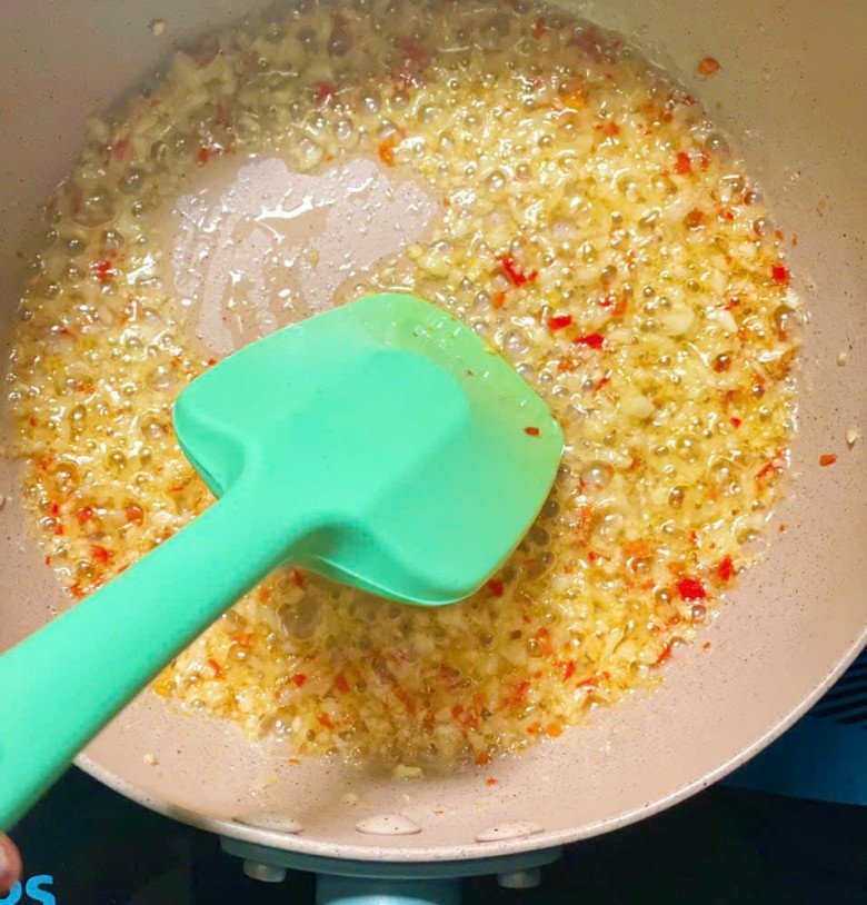 Học 9X làm sốt chấm hoa quả cực ngon, quả nào chua gắt cũng "bơi hết vào đây" đảm bảo không còn một miếng - 2