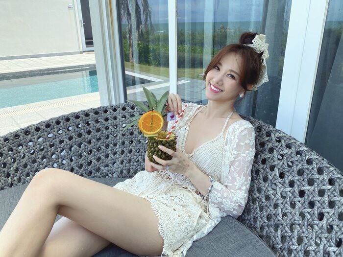 Hari Won hiếm hoi đăng ảnh đi bơi, mặc áo tắm khác nhiều người, hở đúng một mảng da thịt - 3