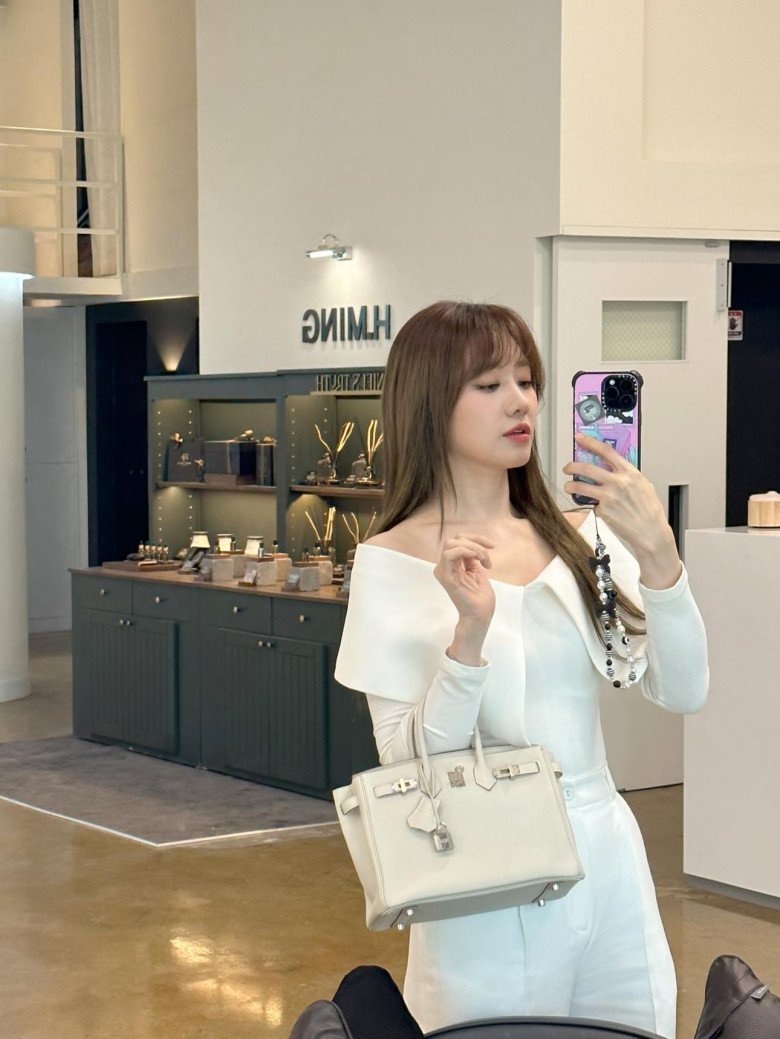 Hari Won hiếm hoi đăng ảnh đi bơi, mặc áo tắm khác nhiều người, hở đúng một mảng da thịt - 5