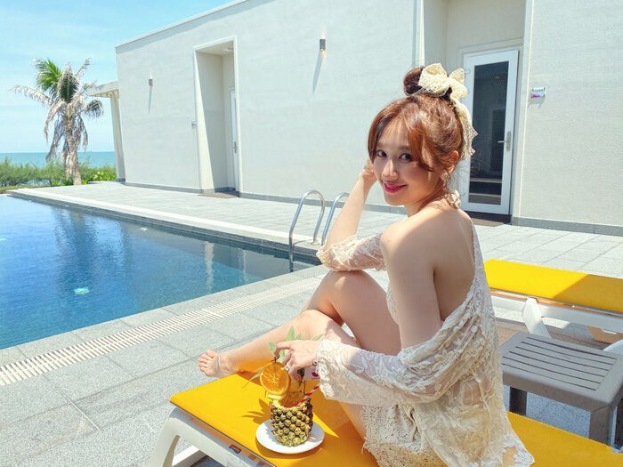 Hari Won hiếm hoi đăng ảnh đi bơi, mặc áo tắm khác nhiều người, hở đúng một mảng da thịt - 4