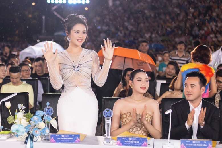 Chân dung mẹ 3 con mê đọ sắc dàn Hoa hậu đẹp nhất Việt Nam: Hạn chế chiều cao, nhan sắc có thừa